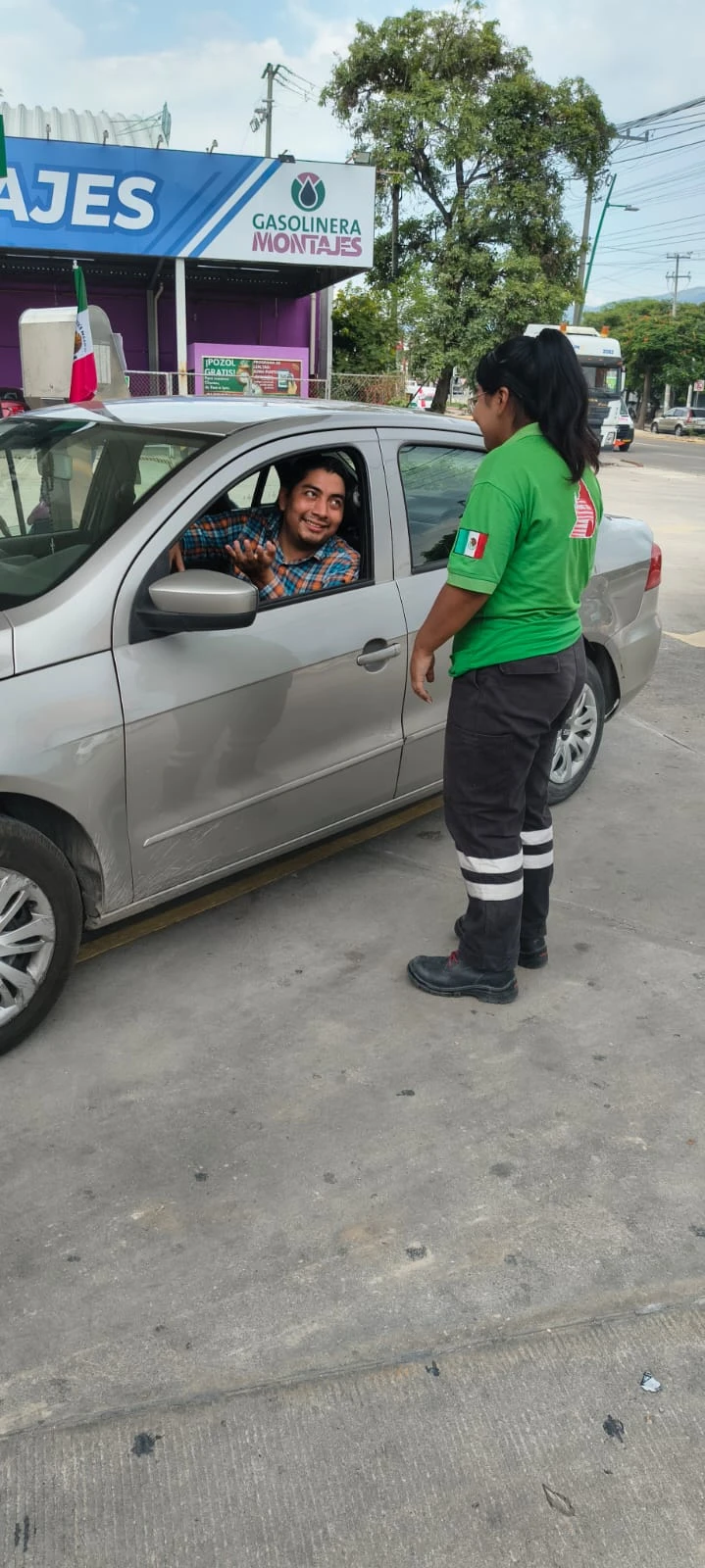 Asesor de Gasolinera Montajes atendiendo a un cliente